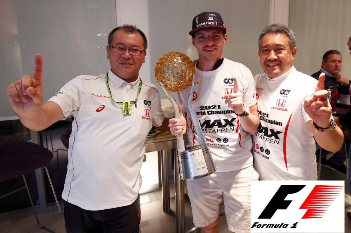 Max Verstappen junto con Honda y el trofeo de Fórmula Uno.