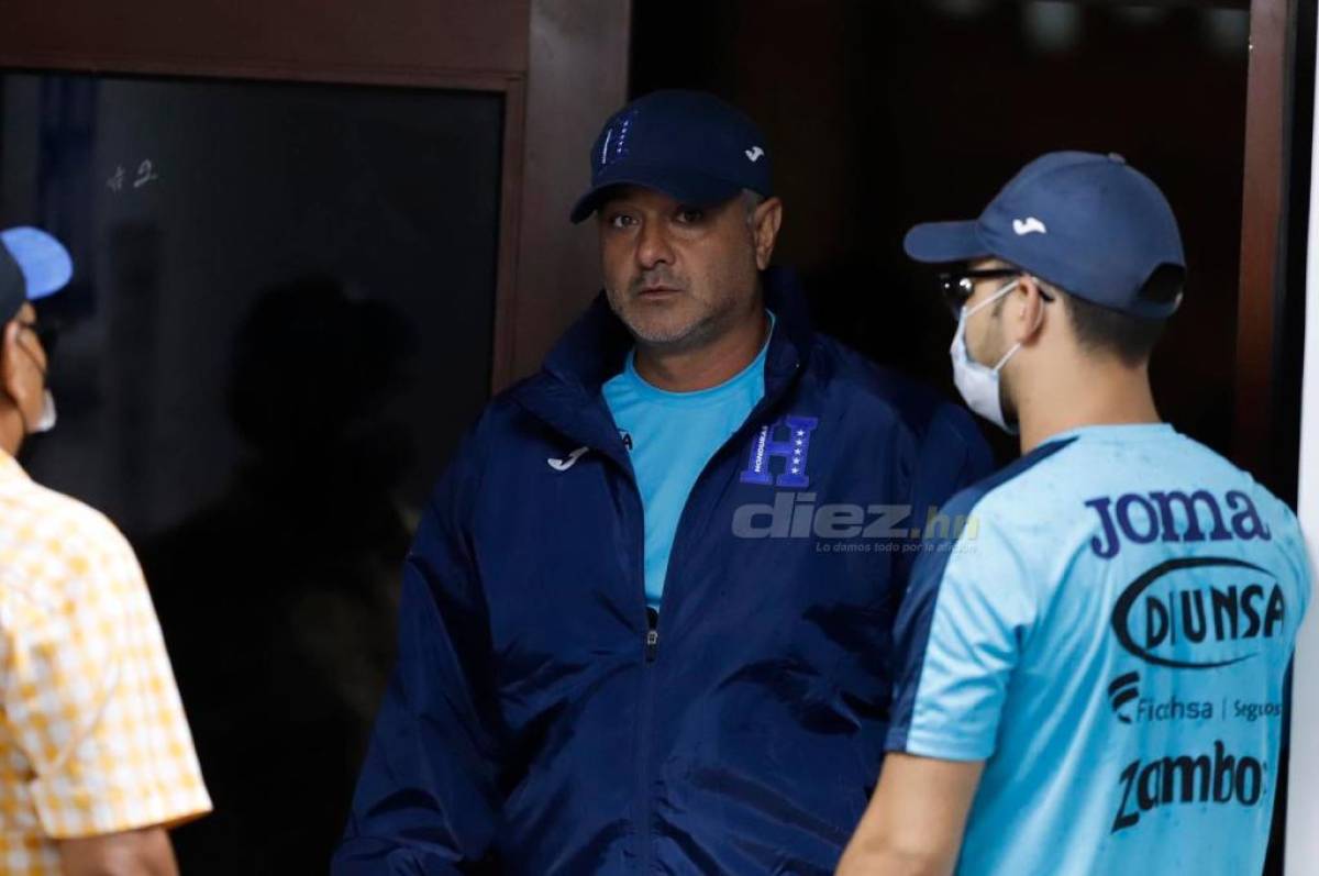 El entrenador de la H no pudo gozar de un entreno en cancha debido a las lluvias en San Pedro Sula. FOTOS: Mauricio Ayala