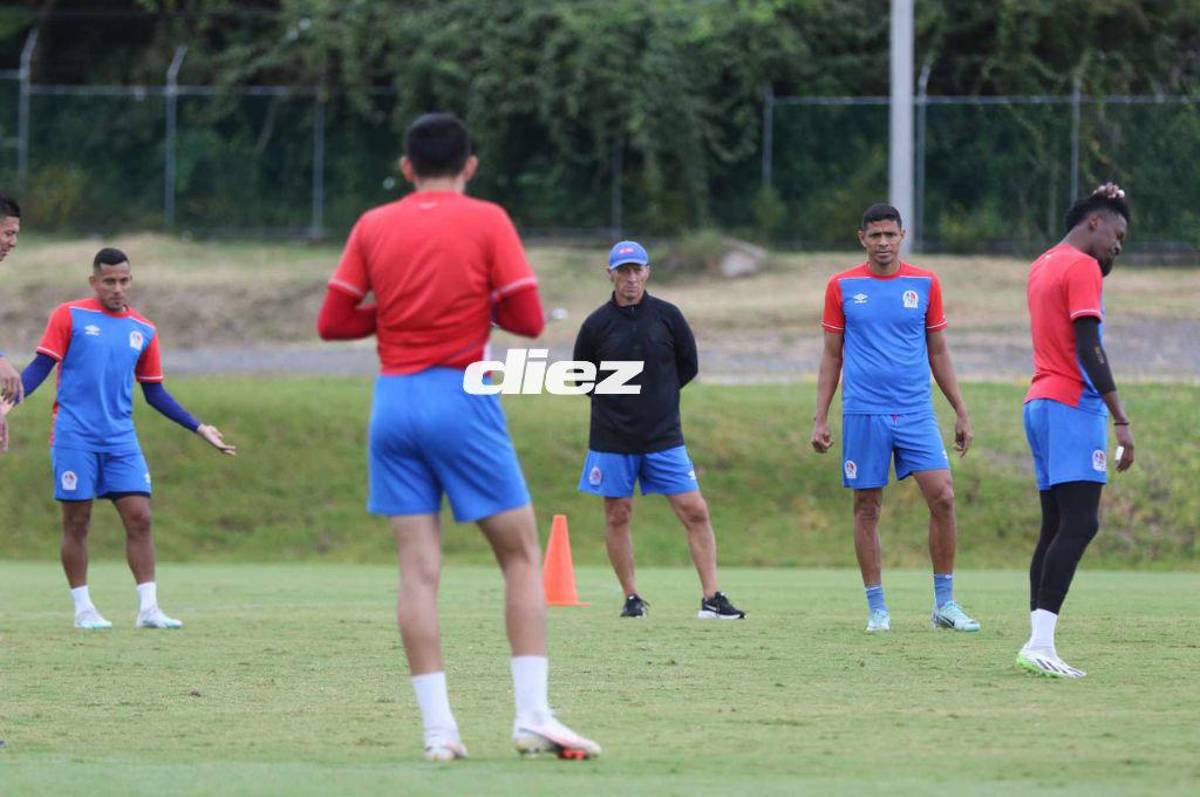 Risas, bromas y la foto de Pedro Troglio con el Chelito: Así fue el entreno del Olimpia previo a la semifinal ante Olancho FC