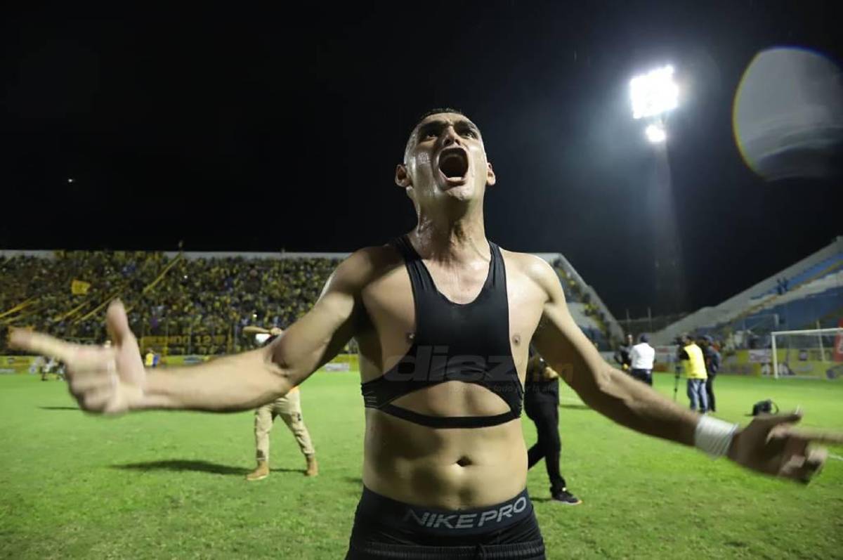 El vibrante festejo del Real España y su afición tras pasar a la final: Rocca le ‘roba’ gorra a aficionado; el Morazán retumbó