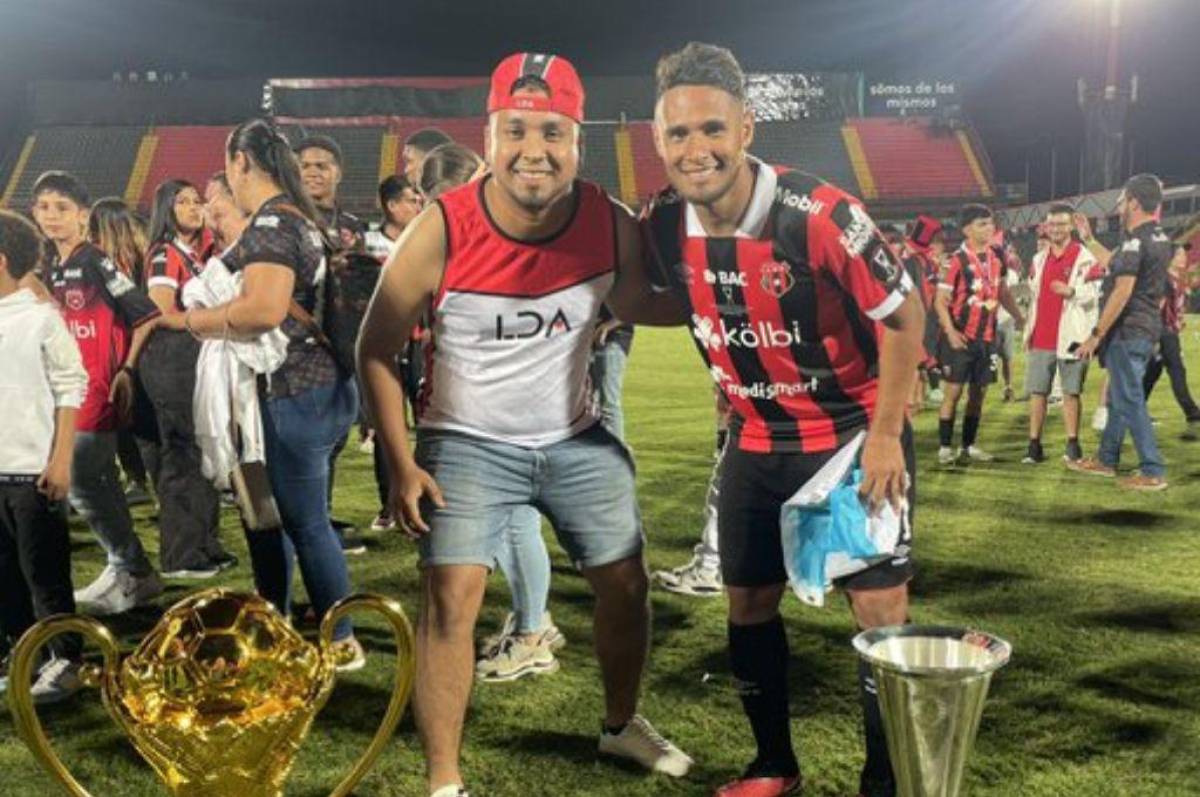 Alajuelense campeón: El hondureño que viajó 24 horas para ver a Alex López y el récord ÚNICO del ‘11’ en Centroamérica