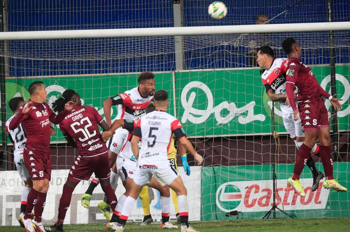 Alex López y Alajuelense caen derrotados ante Saprissa en la ida de la final de liguilla en Costa Rica