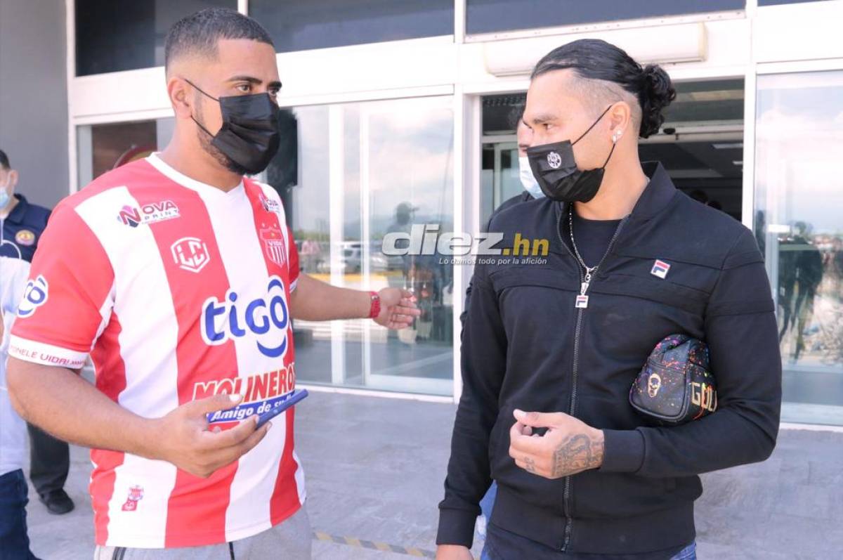 Aficionados del Vida llegaron a recibirlo al aeropuerto y se tomaron fotos con él.