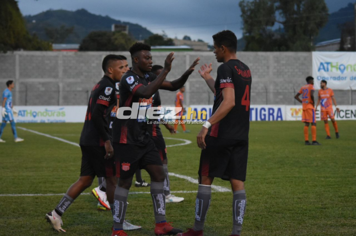 El delantero cafetero anotó y lo celebró con baile incluido en el Marcelo Tinoco. Foto: Anibal Vásquez.