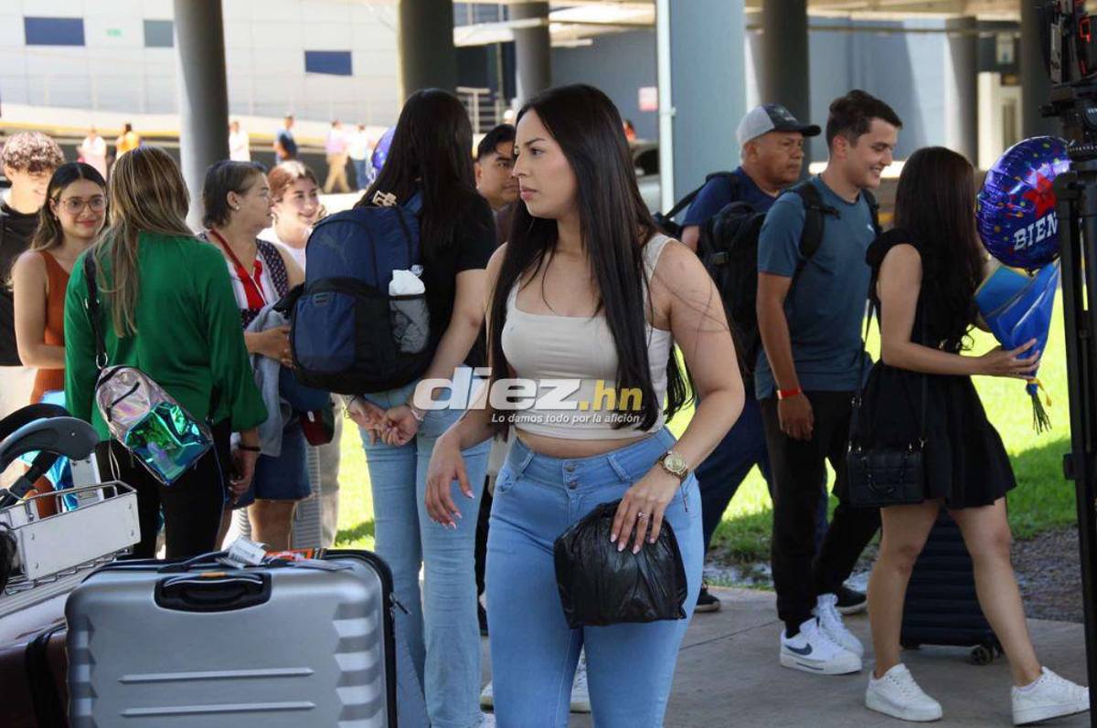 Ya están en Honduras: Locura de las chicas por Luis Palma en el aeropuerto y el tierno beso de Kervin Arriaga a su esposa