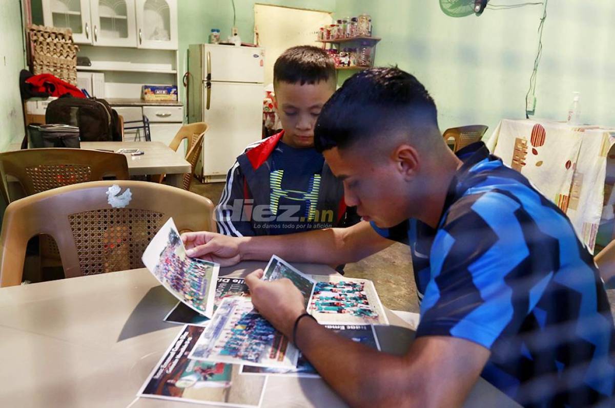 El joven jugador del Marathón, Isaac Castillo, muestra las fotos de su niñez cuando jugaba en las categorías inferiores de los “panzas verde”.