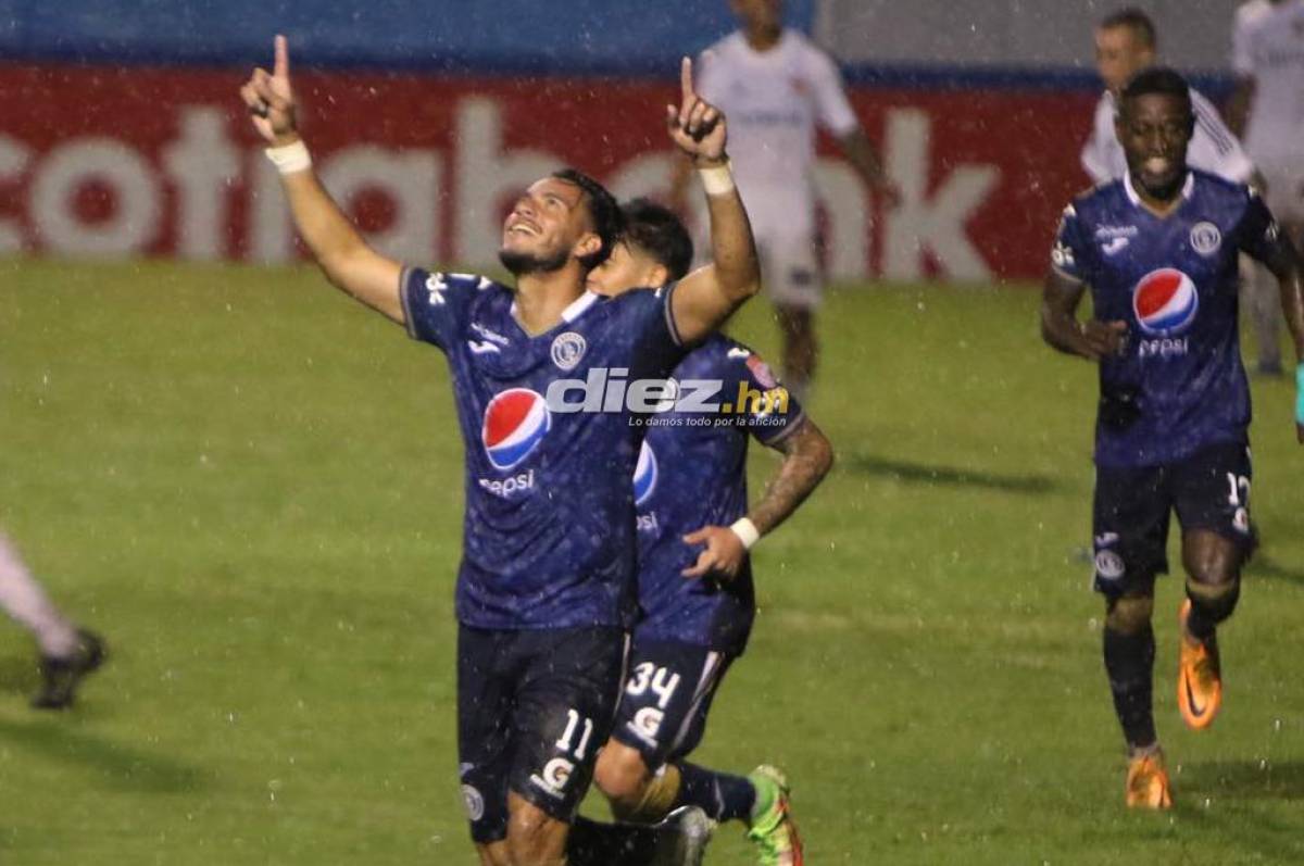 <b>Ángel Tejeda anotó el gol con el que Motagua venció al Cibao en el Nacional de Tegucigalpa. FOTO: Alex Pérez.</b>
