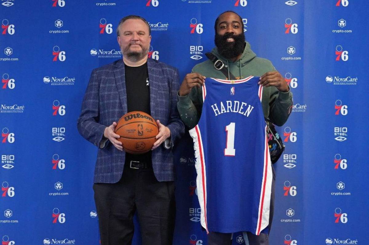 Harden fue presentado ayer con su nuevo equipo de NBA.