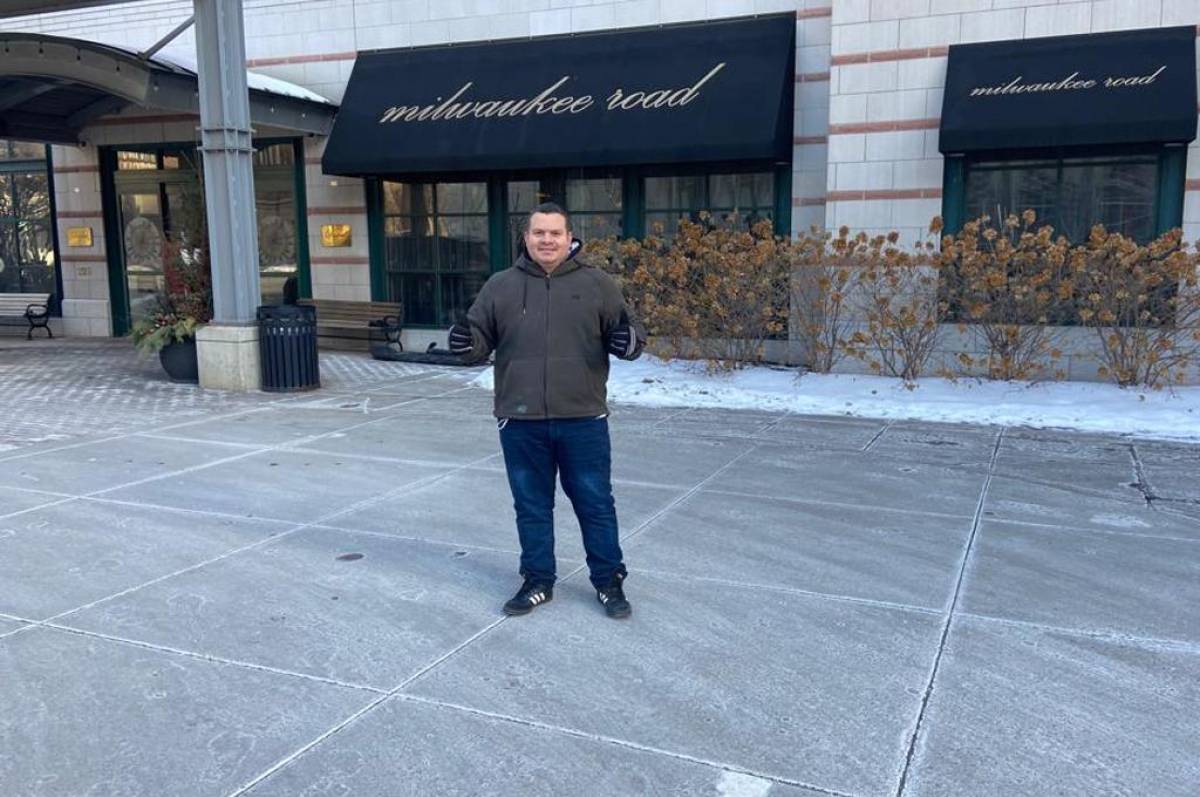 José Gudiel en las afueras del hotel donde la ‘H’ se concentraba en Minnesota.