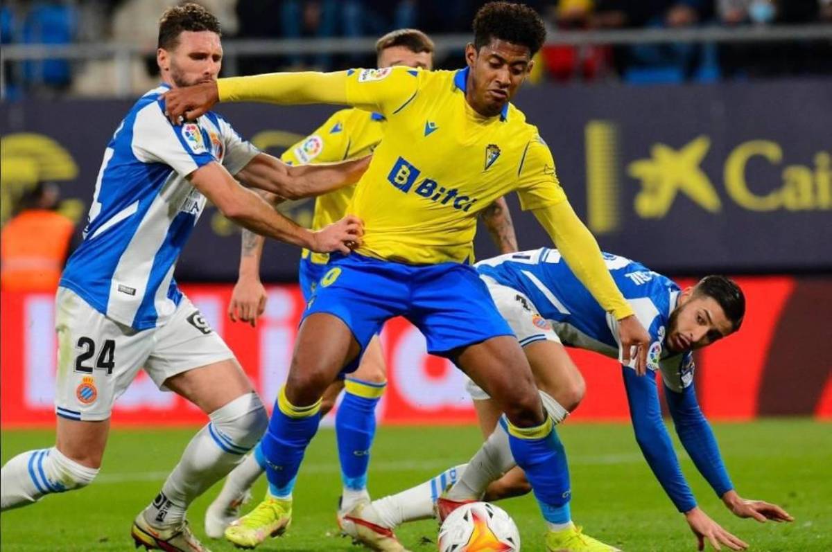 En un cierre drámatico, el Cádiz deja escapar la victoria ante Espayol en el 90+6’ en el regreso del Choco Lozano