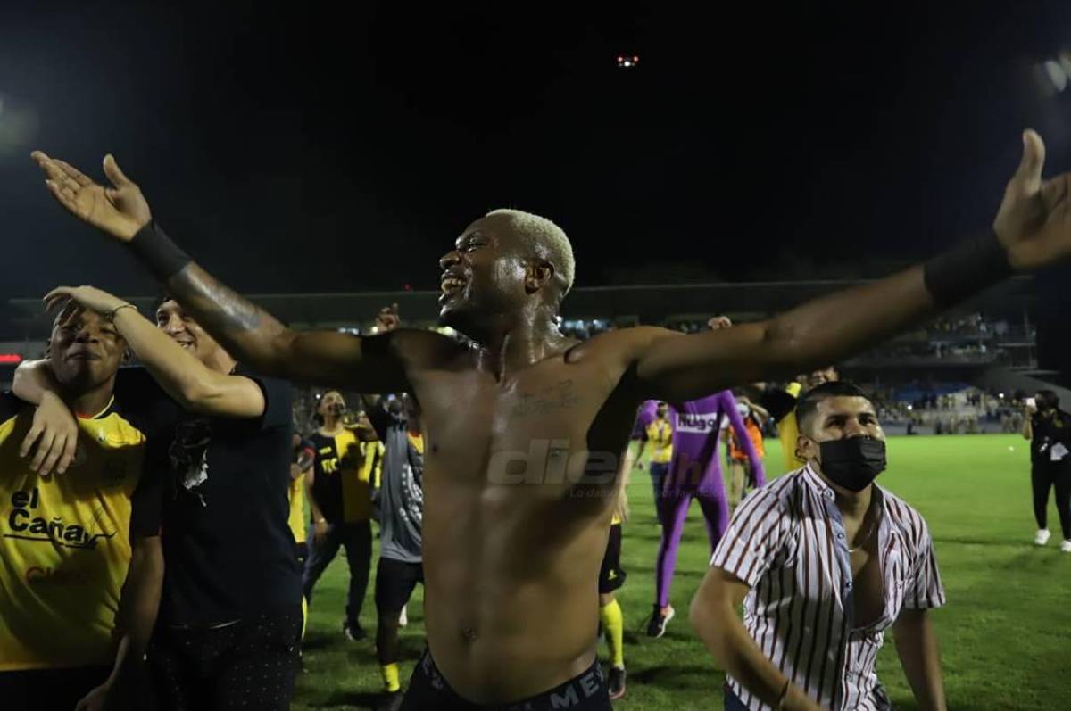 El vibrante festejo del Real España y su afición tras pasar a la final: Rocca le ‘roba’ gorra a aficionado; el Morazán retumbó