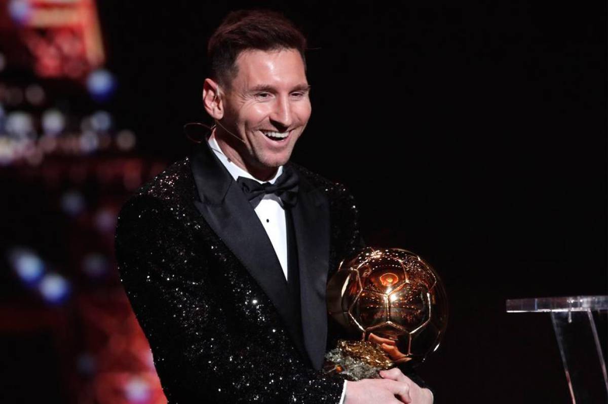 Leo Messi fue galardonado en París con el Balón de Oro al mejor jugador del mundo.