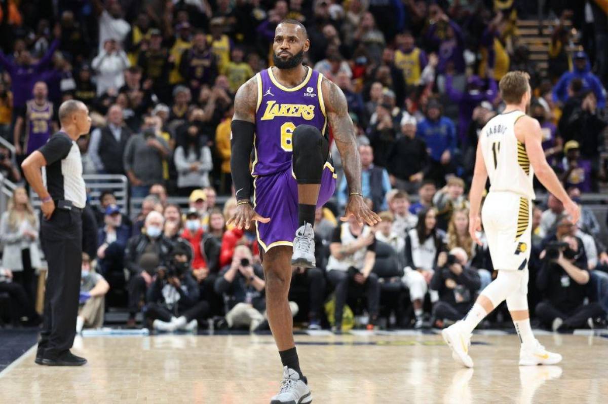 LeBron James logró hacer 36 puntos en la derrota de su equipo.