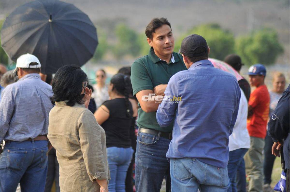 Desgarrador adiós: Rubén Matamoros llegó en silla de ruedas a enterrar a su hijo de 12 años y así recibió el respaldo