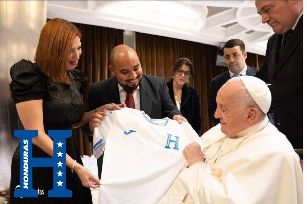 Papa Francisco recibe la camisa de la Selección de Honduras previo al inicio de las eliminatorias al Mundial del 2026