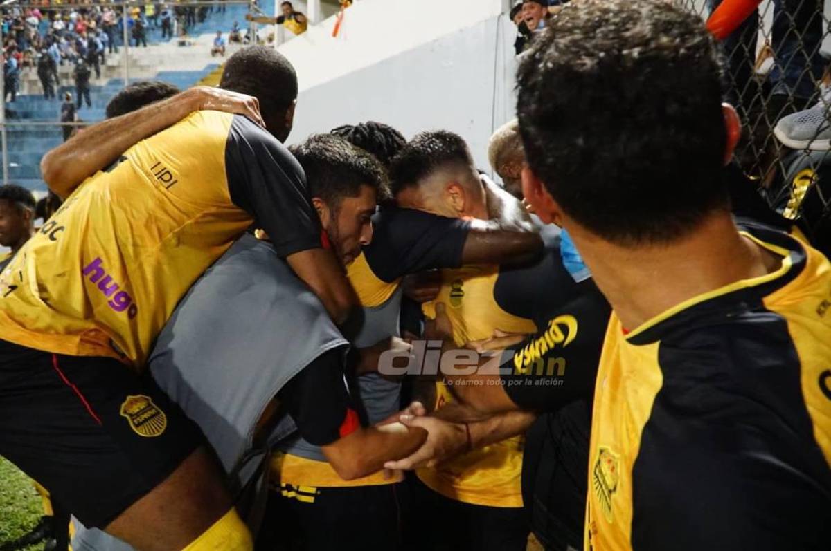 El vibrante festejo del Real España y su afición tras pasar a la final: Rocca le ‘roba’ gorra a aficionado; el Morazán retumbó
