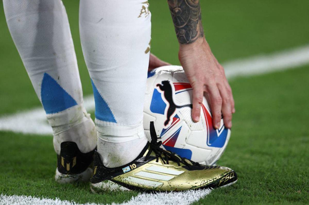 La polémica imagen del VAR en gol de Argentina ante Chile, la bronca de Messi con el árbitro y los masajes que ocupó