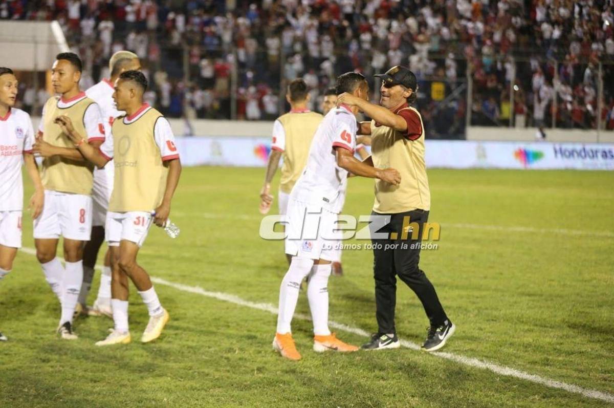 No lo viste en TV: Bellas mujeres, el festejo del Olimpia y los invitados de lujo en el palco