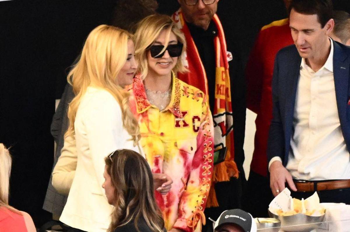 Super Bowl Chiefs-49ers: Taylor Swift se roba las miradas en graderías, besos y grandes estrellas de invitados