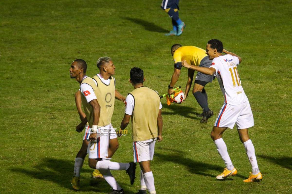 La incredulidad del “Mango”, inexorable ley del ex y el éxtasis de Troglio tras clasificar a su primera final de Concacaf con Olimpia (FOTOS)