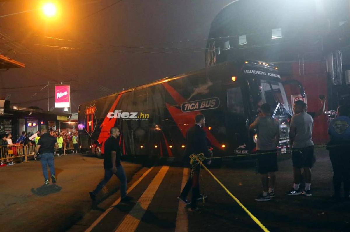 La llegada del Alajuelense al recinto de Alajuela. FOTOS: Cortesía Alex Pérez, enviado especial de DIEZ.