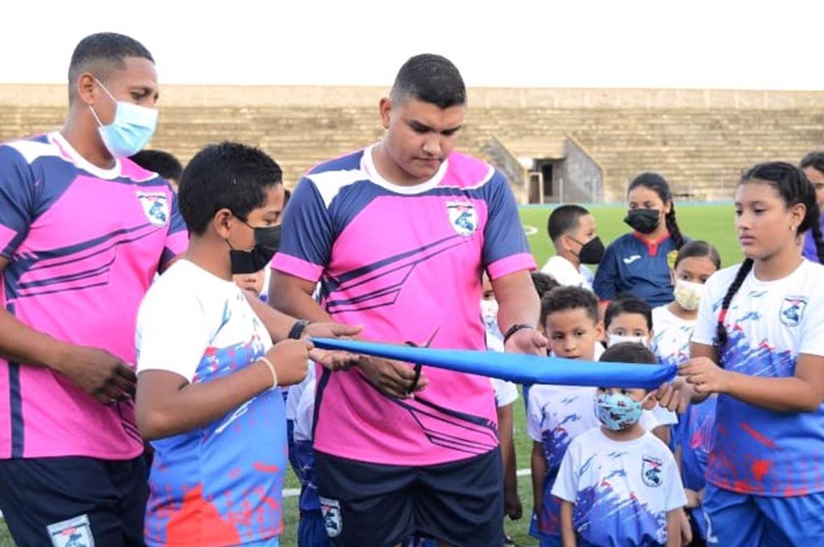 Julio Canales, ex jugador de Liga Nacional de Honduras, inaugura escuela de fútbol en La Paz