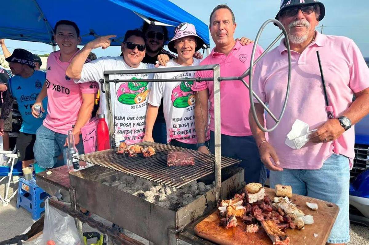 La nueva y épica celebración de Messi, el gran gesto de Leo con un niño, el fanático descalzo; y ¿con quién estuvo acompañada Antonella?