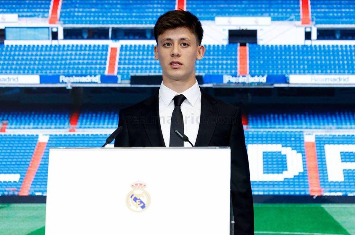 OFICIAL: Real Madrid presentó a Arda Güler: el dorsal que “robó”, lo que dijo de Barcelona y el enorme gesto con su mamá