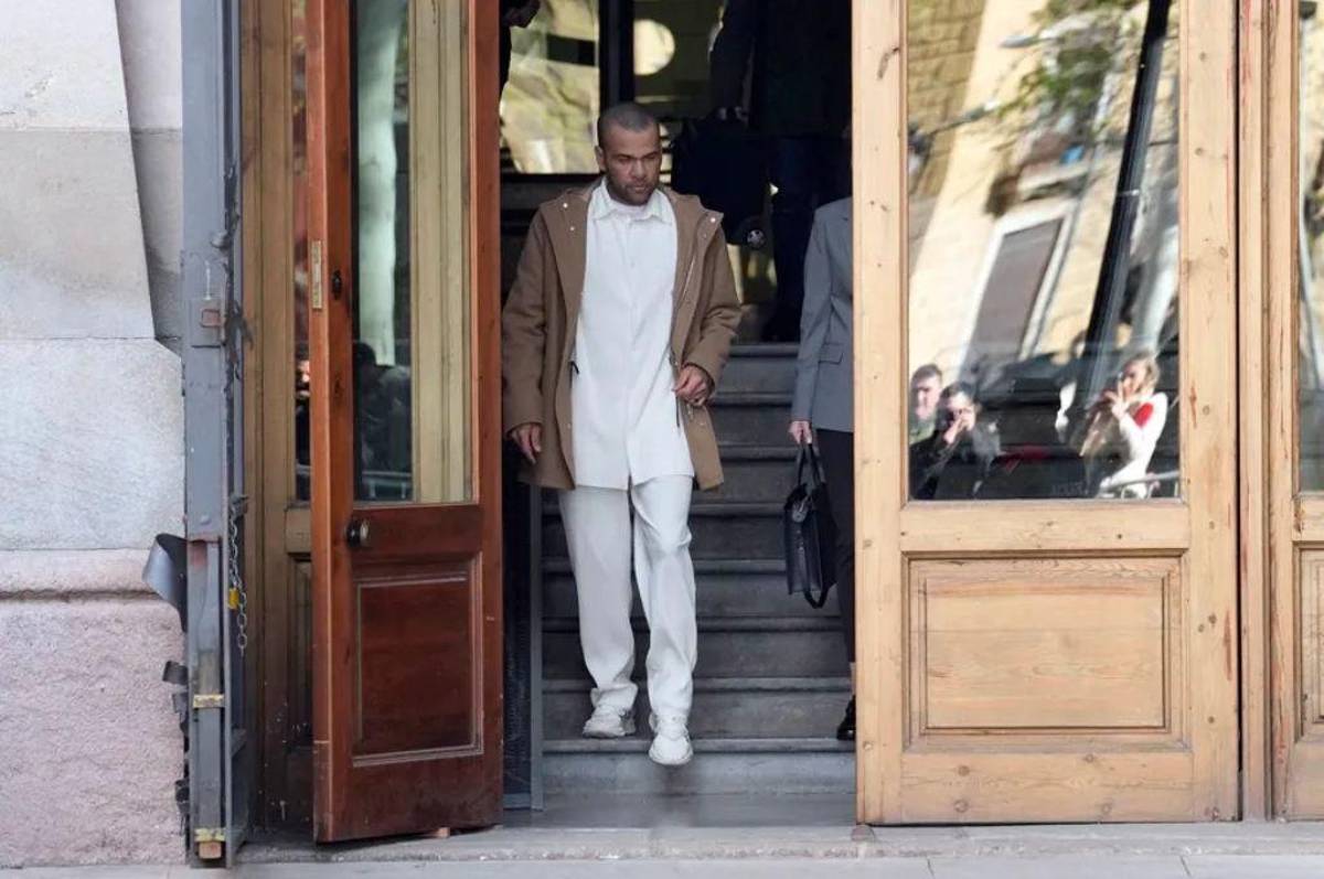 Dani Alves sale de su mansión por primera vez: su nueva pareja inseparable y lo que le gritaban en la calle