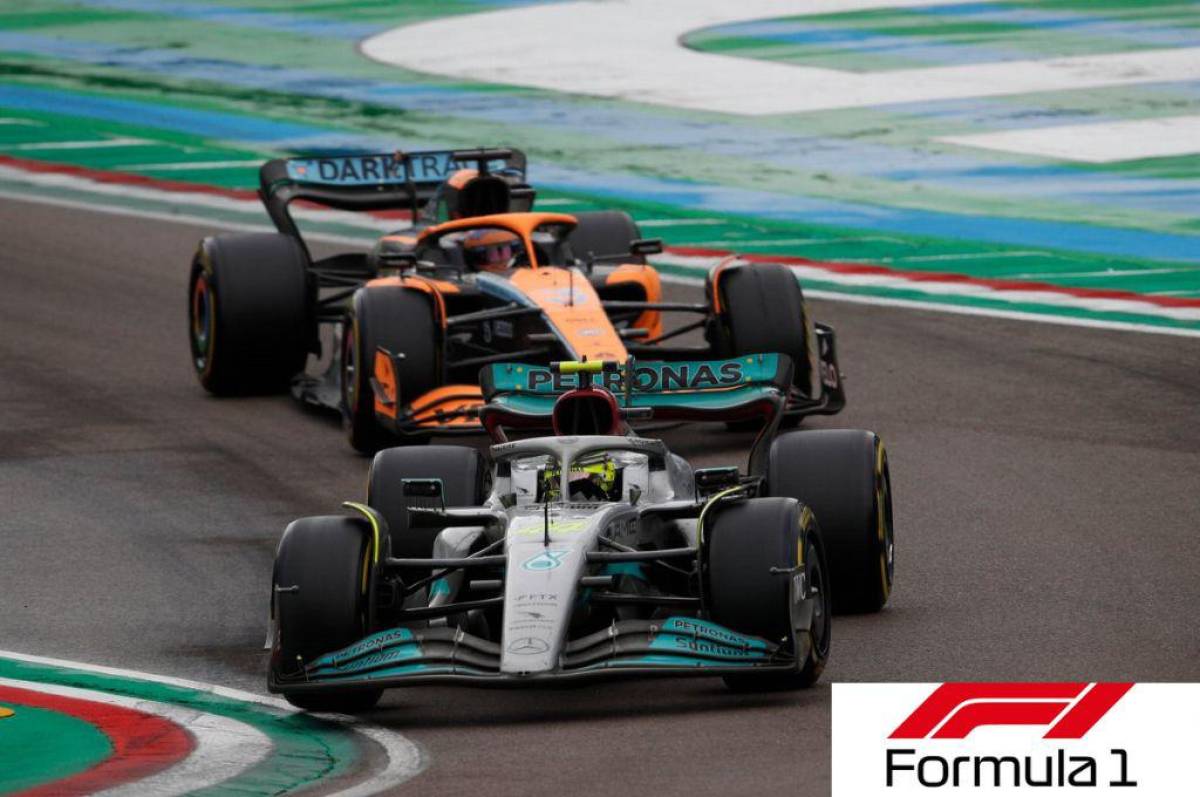 Momento exacto en donde Lewis Hamilton y Daniel Ricciardo compiten en circuito de Fórmula Uno.