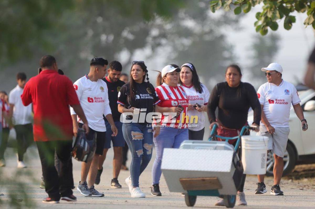 Así está el ambiente en el estadio Olímpico por el duelo del repechaje entre Real España y Olimpia; bellas aficionadas