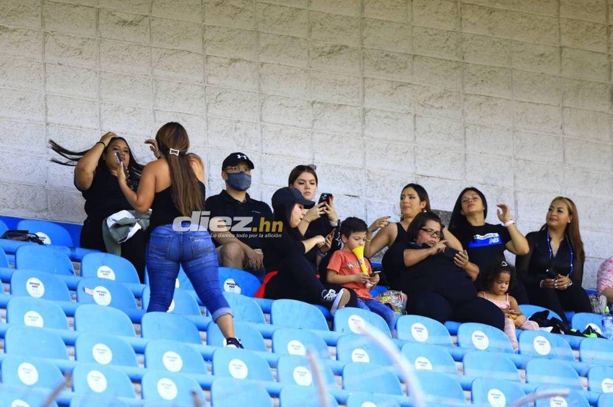 Muchos hinchas del Motagua y bellas mujeres en el estadio Olímpico de San Pedro Sula para disfrutar de la gran final