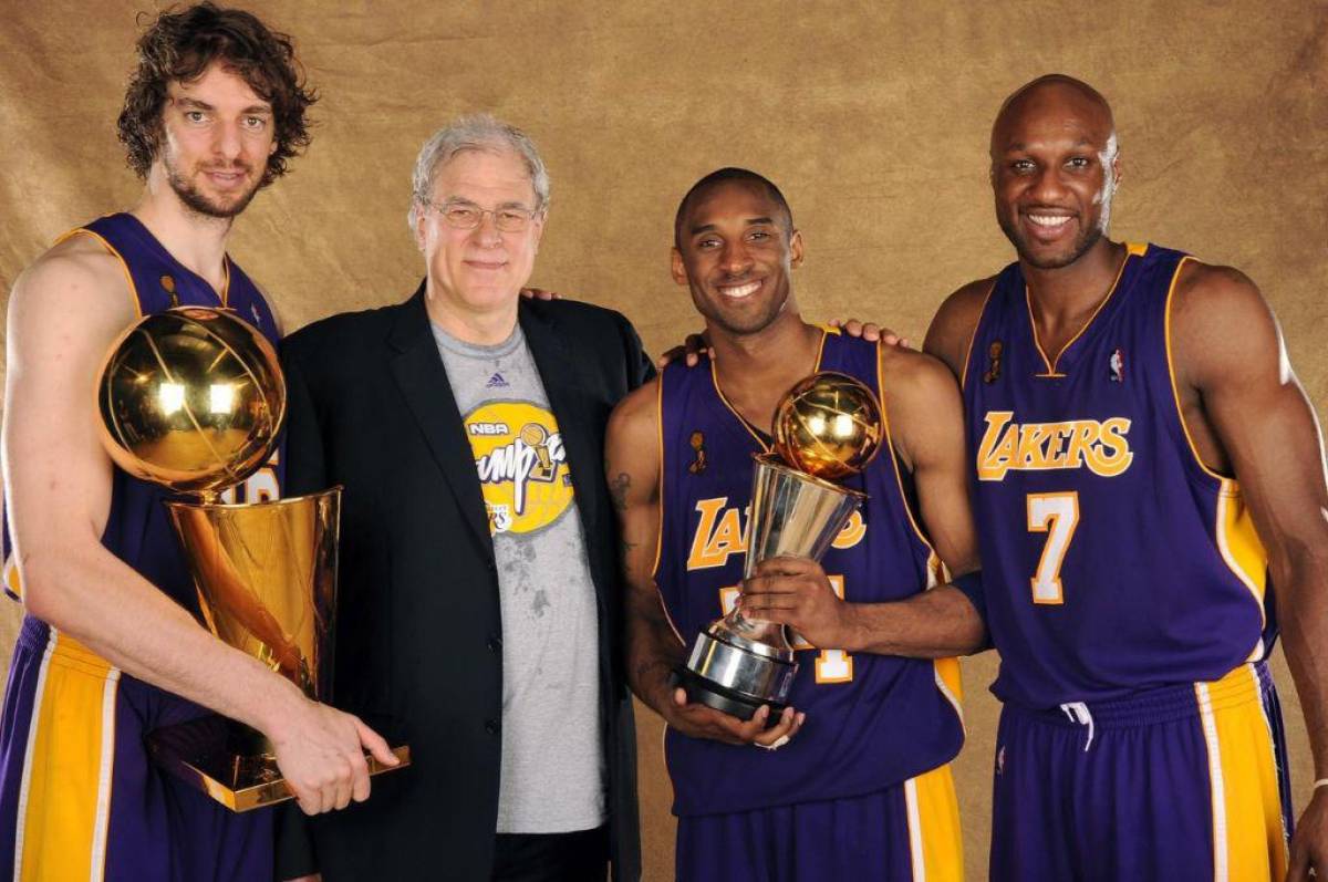 Pau Gasol junto a Kobe Bryant con el campeonato ganado con los Lakers.
