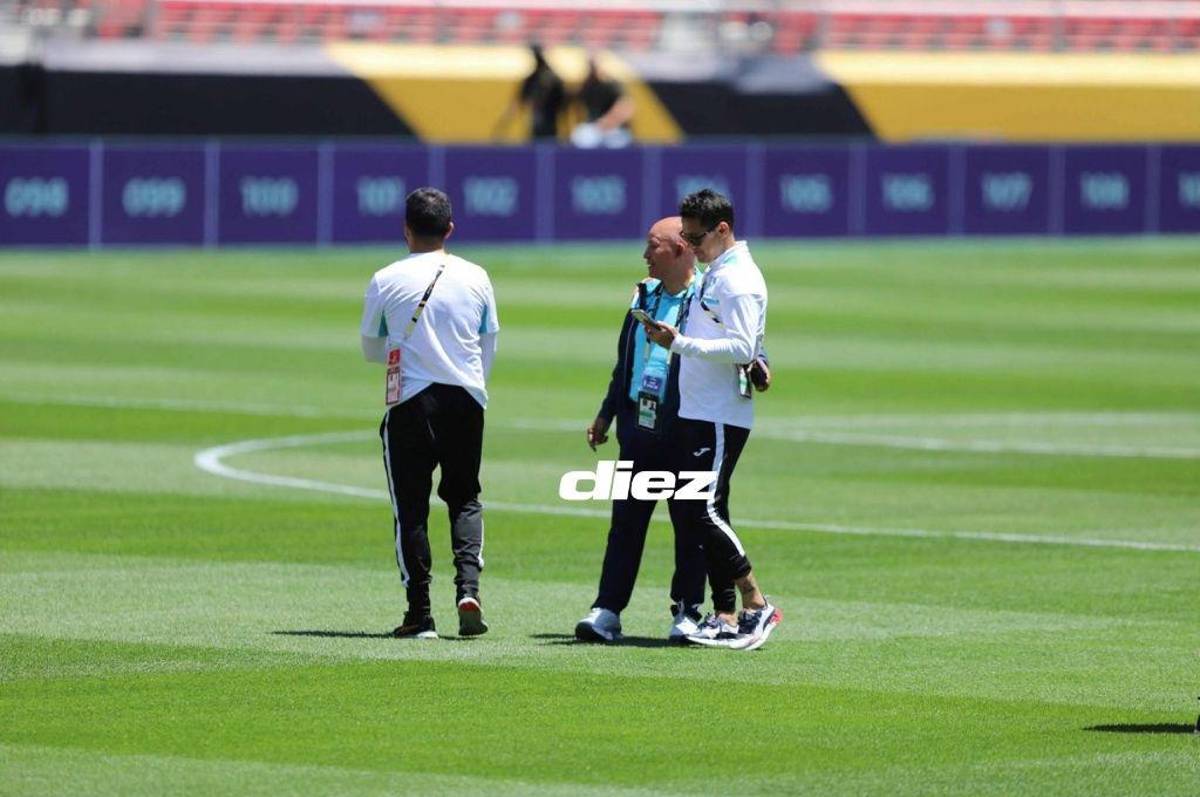 Rueda sorprende y se pasea descalzo por el césped del Live’s Stadium al estilo de Luis Enrique previo al duelo contra México