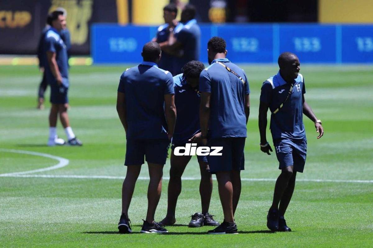 Rueda sorprende y se pasea descalzo por el césped del Live’s Stadium al estilo de Luis Enrique previo al duelo contra México