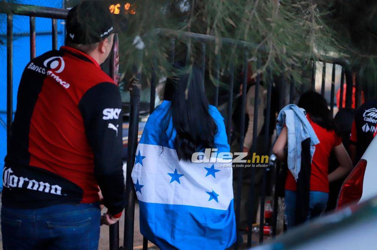 ¡Locura merengue! Afición del Olimpia comienza a “pintar” el estadio Jalisco y esposa de futbolista del Atlas sorprende con mensaje en pancarta