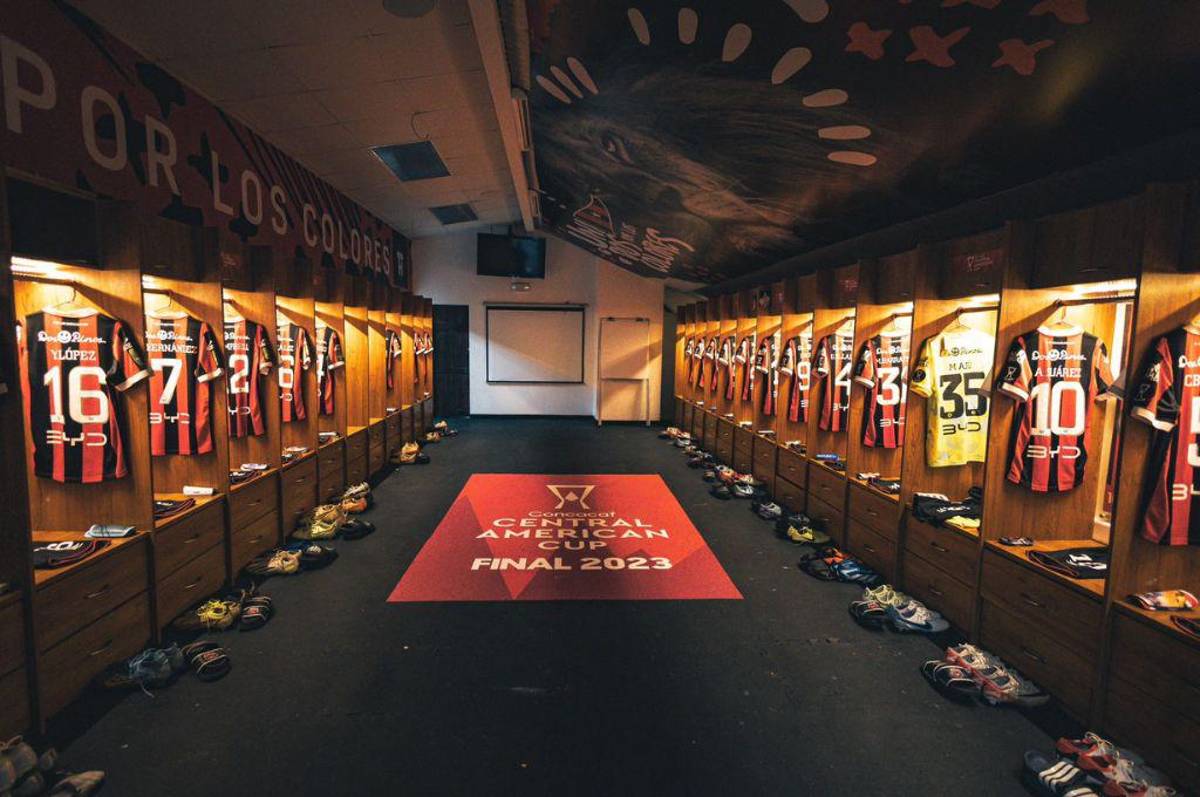 Alajuelense campeón: El hondureño que viajó 24 horas para ver a Alex López y el récord ÚNICO del ‘11’ en Centroamérica
