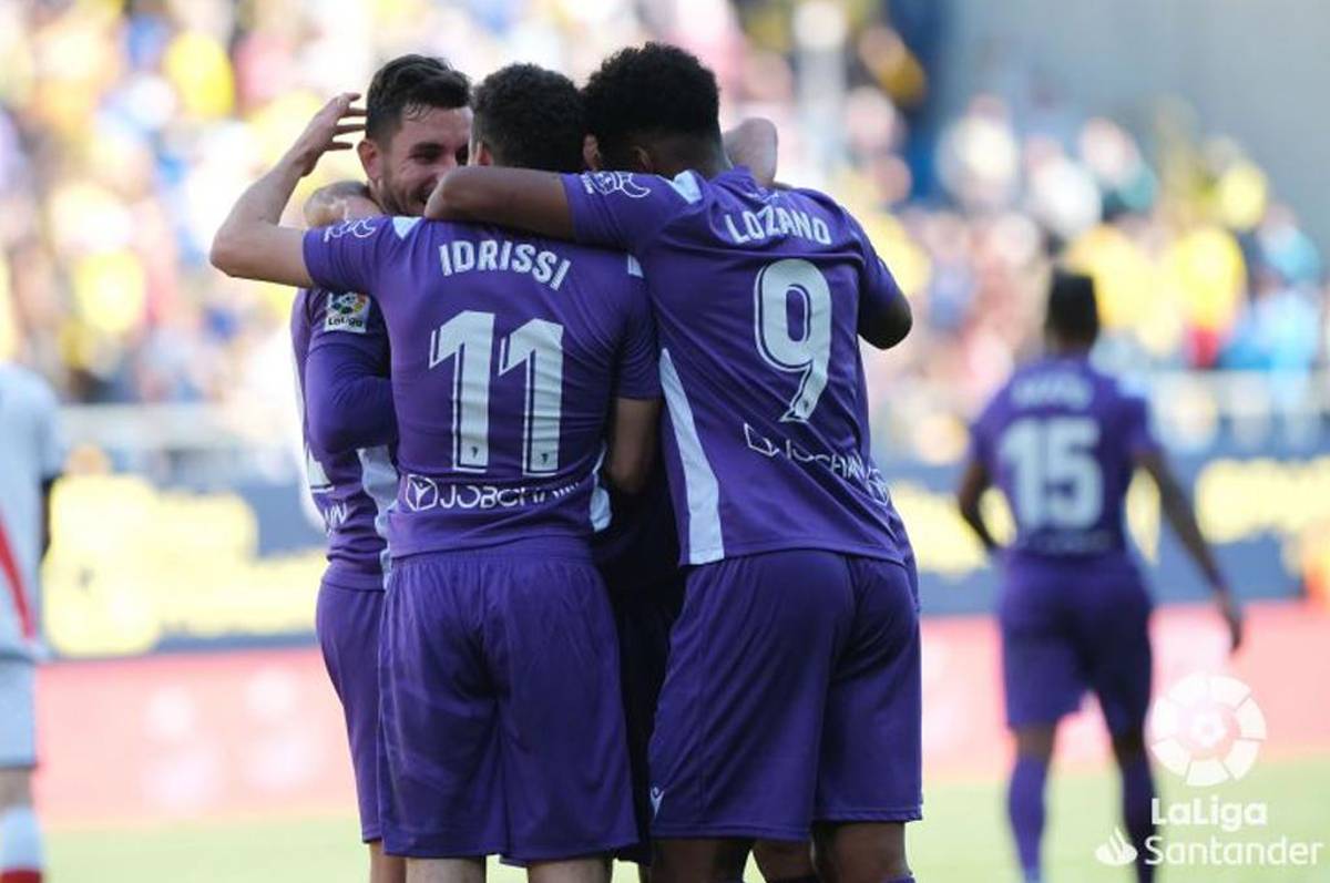 No tiran la toalla: Cádiz consigue vital triunfo sobre el Rayo Vallecano en la liga española con Choco Lozano de titular