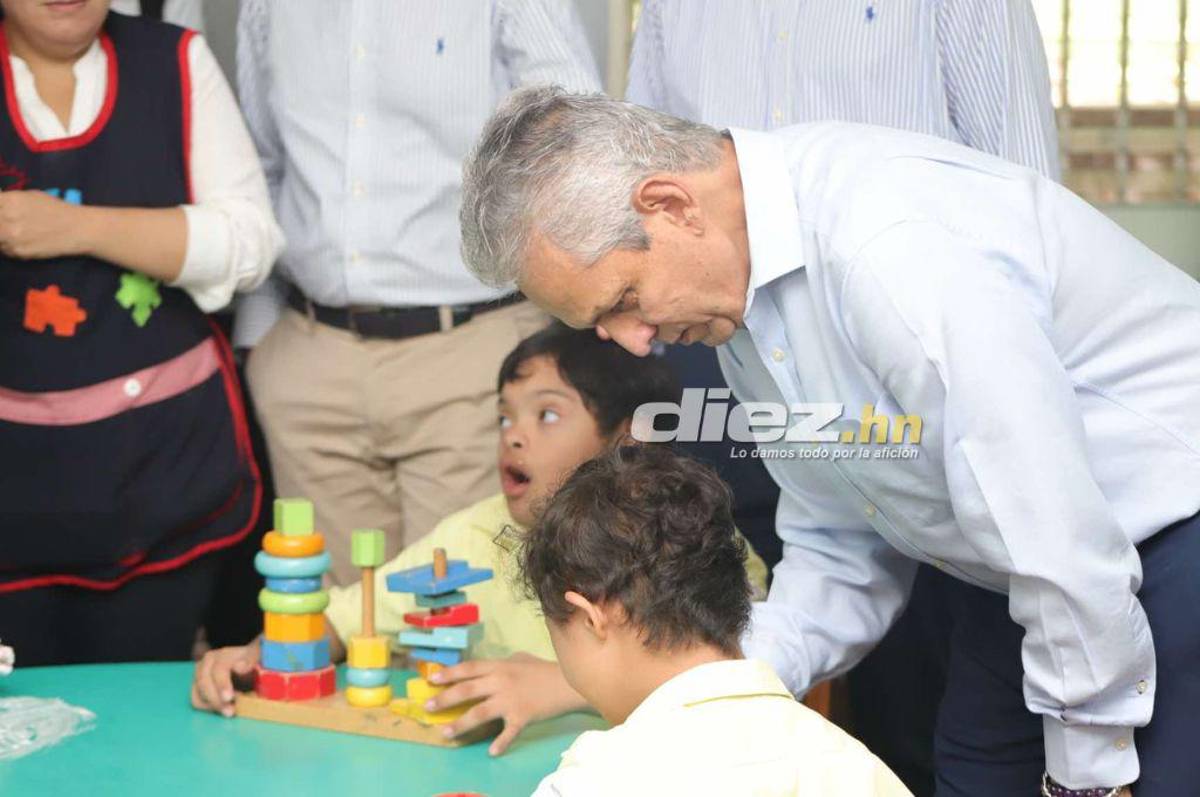 Reinaldo Rueda y directivos de la Federación de Honduras vivieron momentos especiales con niños del Instituto Juana Leclerc