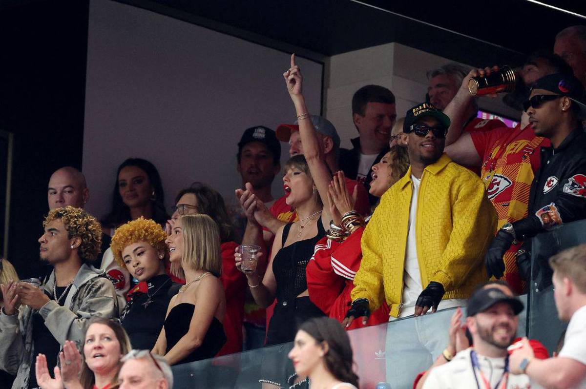 Super Bowl Chiefs-49ers: Taylor Swift se roba las miradas en graderías, besos y grandes estrellas de invitados