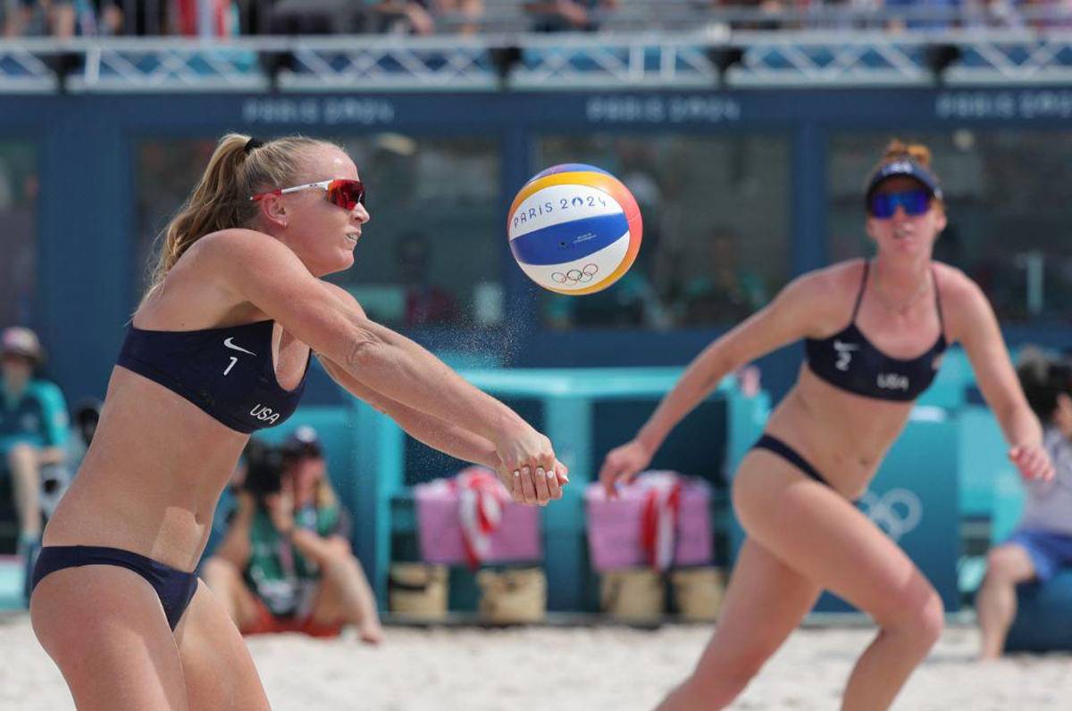 El llamativo contraste de la vestimenta en el voleibol de playa en los Juegos Olímpicos París 2024