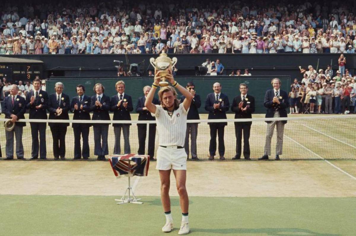 Ex tenista Bjorn Borg levantando el título de Wimbledon.