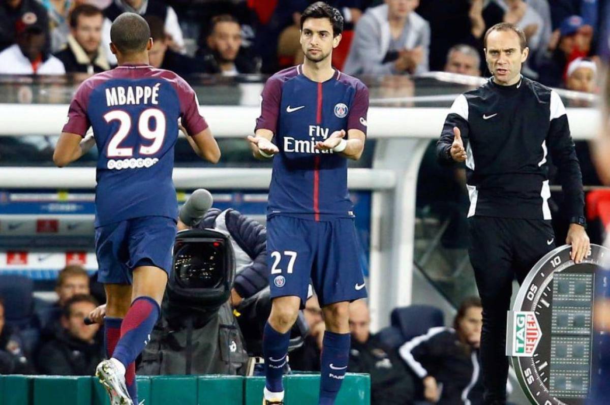 Javier Pastore entrando por Mbappé en un partido de Messi.