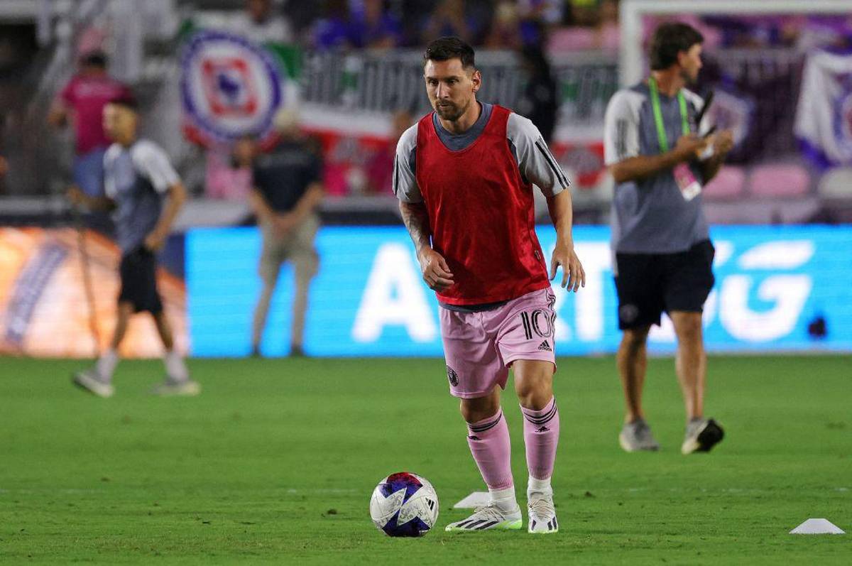 Así fue el debut de Messi con el Inter Miami ante Cruz Azul: Abrazo con una leyenda, el gesto del capitán y golazo de tiro libre
