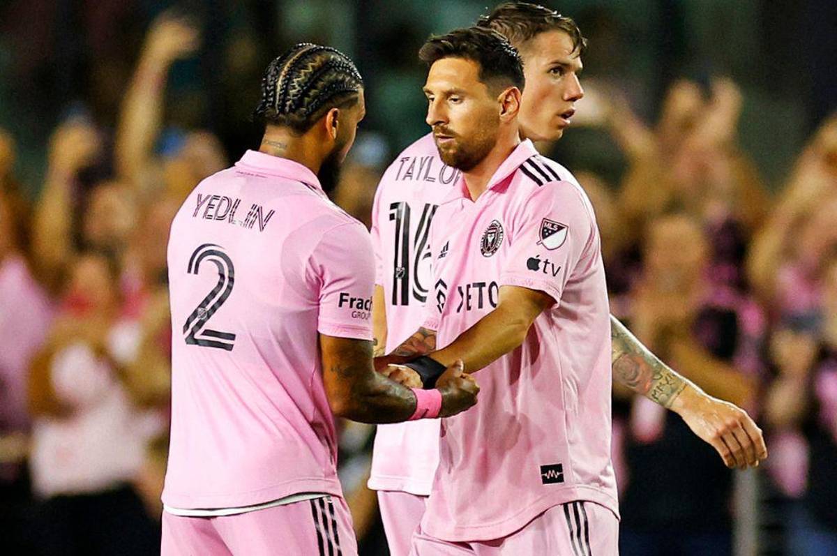 Así fue el debut de Messi con el Inter Miami ante Cruz Azul: Abrazo con una leyenda, el gesto del capitán y golazo de tiro libre