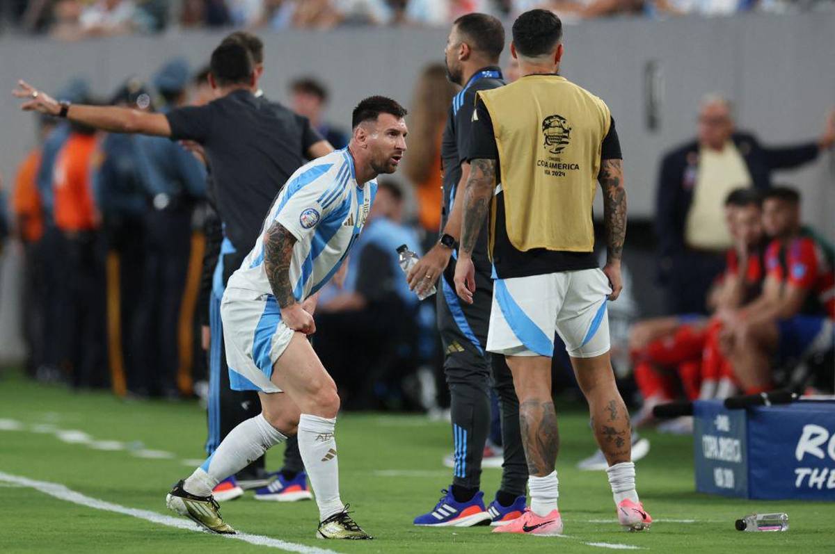 La polémica imagen del VAR en gol de Argentina ante Chile, la bronca de Messi con el árbitro y los masajes que ocupó