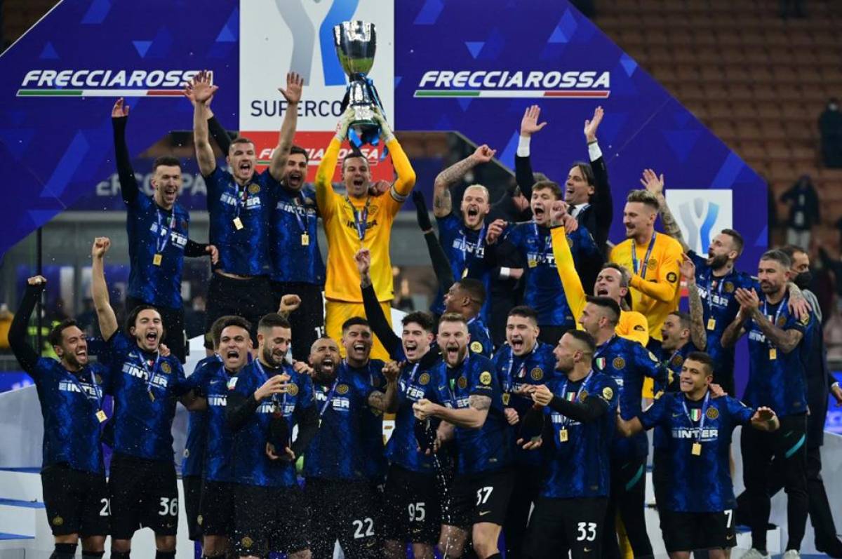 Los jugadores del Inter se consagraron campeones de la Supercopa de Italia.