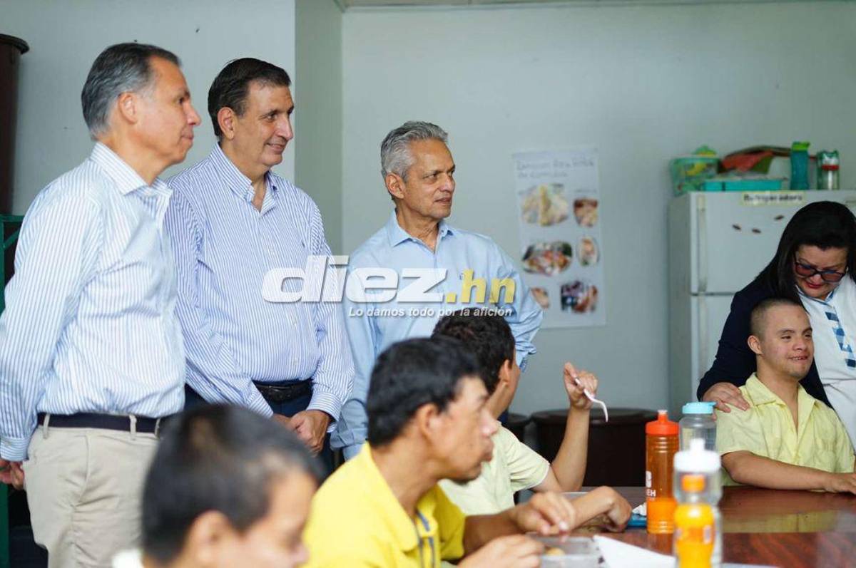 Reinaldo Rueda y directivos de la Federación de Honduras vivieron momentos especiales con niños del Instituto Juana Leclerc
