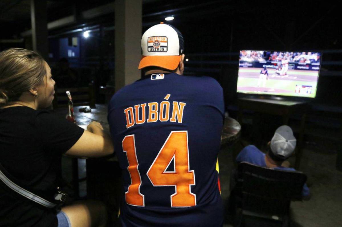 Mauricio Dubón hace historia: así fue su debut en la Serie Mundial en la victoria de los Astros sobre Phillies