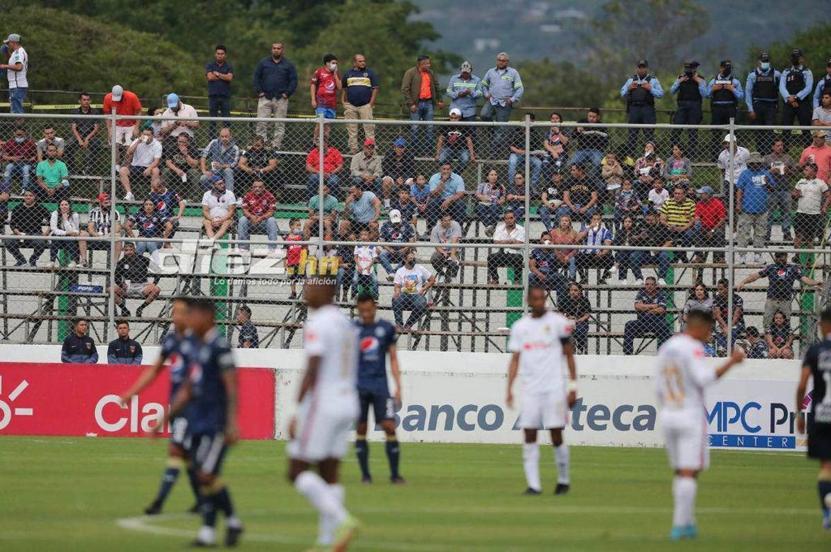 Fotos: La “Tota” Medina fue a encarar al árbitro, aficionados lanzan de todo y ¿dónde terminó viendo el juego el DT de Motagua?